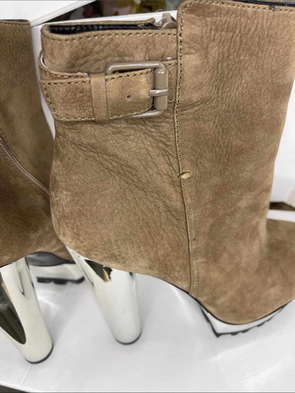Pour La Victoire taupe suede
